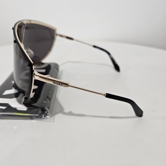 ON SET - Oversized Wrap Shield Sunglasses – Quay Australia Quay Shield On Set Sunglasses
